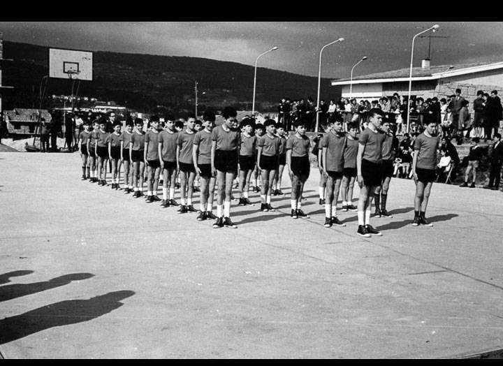 Alumnos do instituto do Porriño facendo unha exhibición dunha táboa de ximnasia no día de Santo Tomás de Aquino. Instalacións do CRC. / Autor descoñecido [1966-1967] / PROCEDENCIA: Arquivo I.E.S. “Pino Manso”