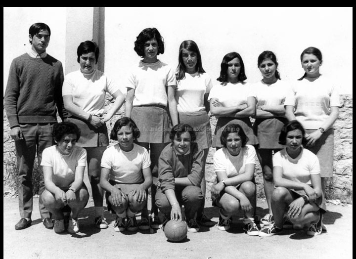 Equipo de balonmán feminino do Instituto do Porriño. / Autor descoñecido [1966-1970] / PROCEDENCIA: Arquivo I.E.S. “Pino Manso”
