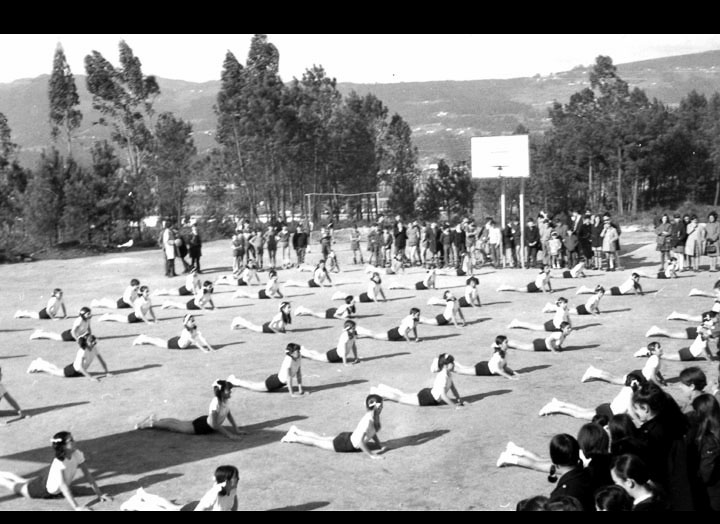 Alumnas do Instituto do Porriño facendo unha exhibición de ximnasia con motivo do día de Santo Tomás de Aquino. / Autor descoñecido [1968-1969] / PROCEDENCIA: Arquivo I.E.S. “Pino Manso”