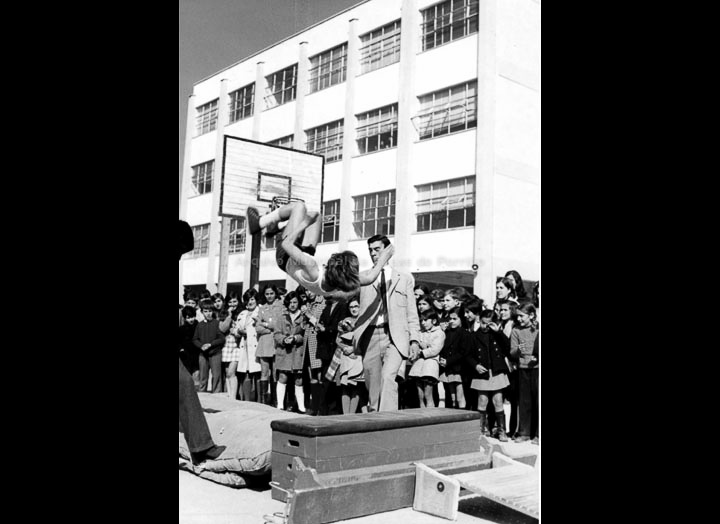 Alumnos do Instituto do Porriño realizando exercicios en aparatos de ximnasia na celebración de Santo Tomás de Aquino. / Autor descoñecido [Ca. 1970] / PROCEDENCIA: Arquivo I.E.S. “Pino Manso”