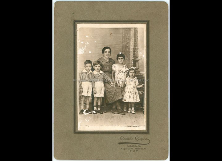 Retrato da familia Grova para enviar ao pai emirado. / Foto Rosendo Bugarín (Tui) [Ca. 1939] / PROCEDENCIA: Recollida Chenlo. Album familiar de Benigna Grova Peña