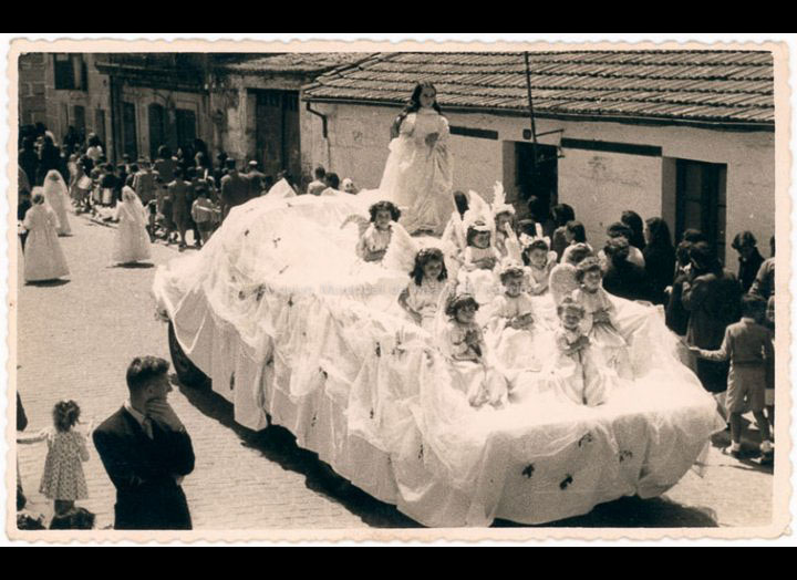Carroza nunha procesión con motivo da “Santa Misión de Apostolado”. / Foto Ramiro [1945 – 1960 (?)] / PROCEDENCIA: Recollida O Porriño. Album familiar de Fátima Pereira Pérez