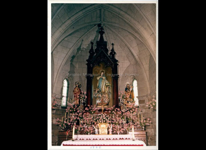 Altar Maior da igrexa parroquial Sta. María do Porriño. / Autor descoñecido (Foto Pako ?) [1980] / PROCEDENCIA: Recollida O Porriño. Album familiar de Paz Moreira Adán