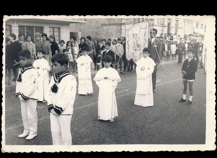 Nenos vestidos de Comuñón na procesión de Corpus. / Foto Ramiro [1968-1969] / PROCEDENCIA: Recollida O Porriño. Album familiar de Ramona Iglesias Miniño