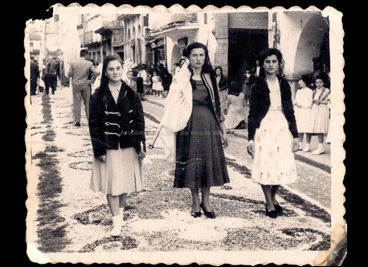 Mozas de Acción Católica na procesión de Corpus. / Foto Ramiro [1956-1960 (?)] / PROCEDENCIA: Recollida O Porriño. Album familiar de Josefa Sío Casales