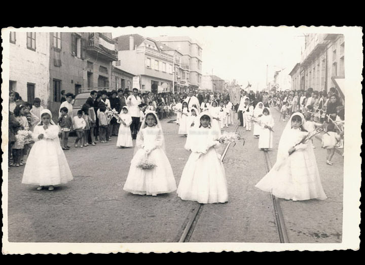Nenas vestidas de Primeira Comuñón na procesión de Corpus. / Foto Ramiro [1968] / PROCEDENCIA: Recollida O Porriño. Album familiar de Rita Martínez Fernández