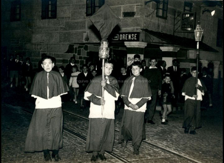Monaguillos nunha procesión da Semana Santa. / Foto Ramiro [1960-1965] / PROCEDENCIA: Recollida O Porriño. Album familiar de Mª Rita Iglesias Miniño