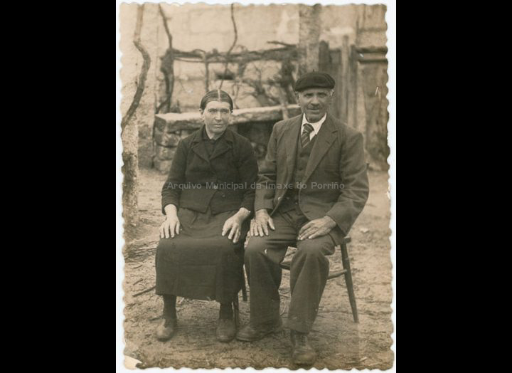 Dolores Silva Lago e o seu home Manuel Novás. / Autor descoñecido [1930- 1950 (?)] / PROCEDENCIA: Recollida Atios. Album familiar de Diana Ramilo Pérez
