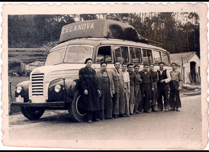 Saída dun autocar construído nos talleres “Milucho” na Gulpilleira. / Foto Company [Ca. 1952] / PROCEDENCIA: Recollida Cans. Album familiar de Juan Maceira Fernández